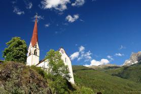 Rakouská obec Oetz s kostelem